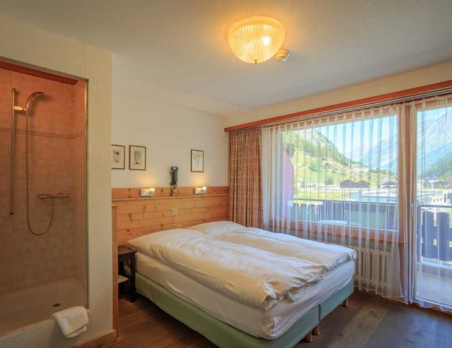 Hotel-und-Solebad-Arca-Zermatt-4er-Appartement-mit-Bergblick-Schlafzimmer-2