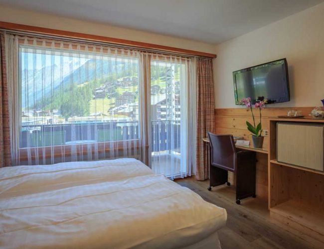 Hotel-und-Solebad-Arca-Zermatt-4er-Appartement-mit-Bergblick-Schlafzimmer-Ausstattung